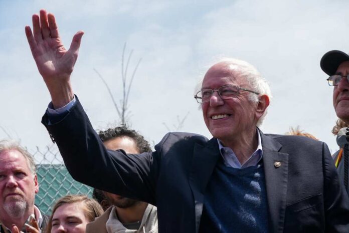 Ny,,Ny,,Usa:,April,24,,2022:,Bernie,Sanders,And,Alexandria
