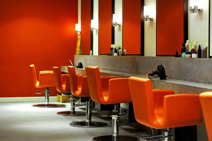 Modern,Empty,Hair,Saloon,With,Chairs,And,Mirrors