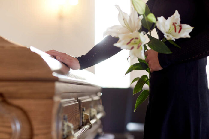People,And,Mourning,Concept,-,Woman,With,White,Lily,Flowers