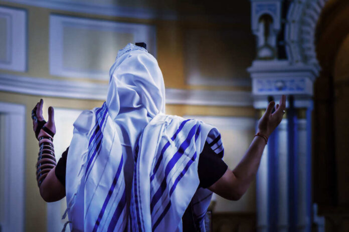 A,Jew,Praying,In,A,Synagogue