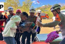 Indonesia earthquake survivors evacuated by helicopter as thousands await aid
